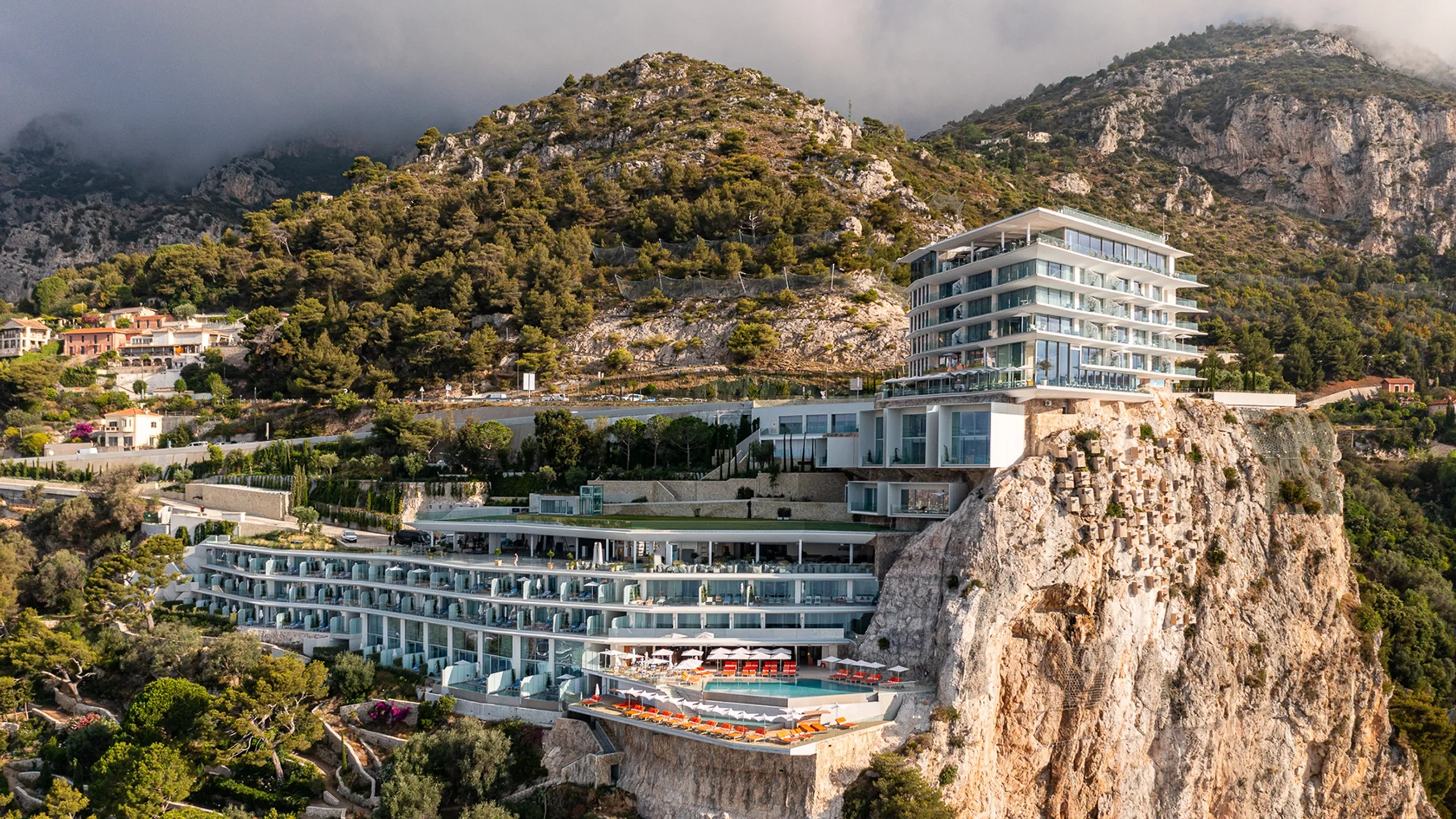 Luxury coastal development shaped around sea and climate