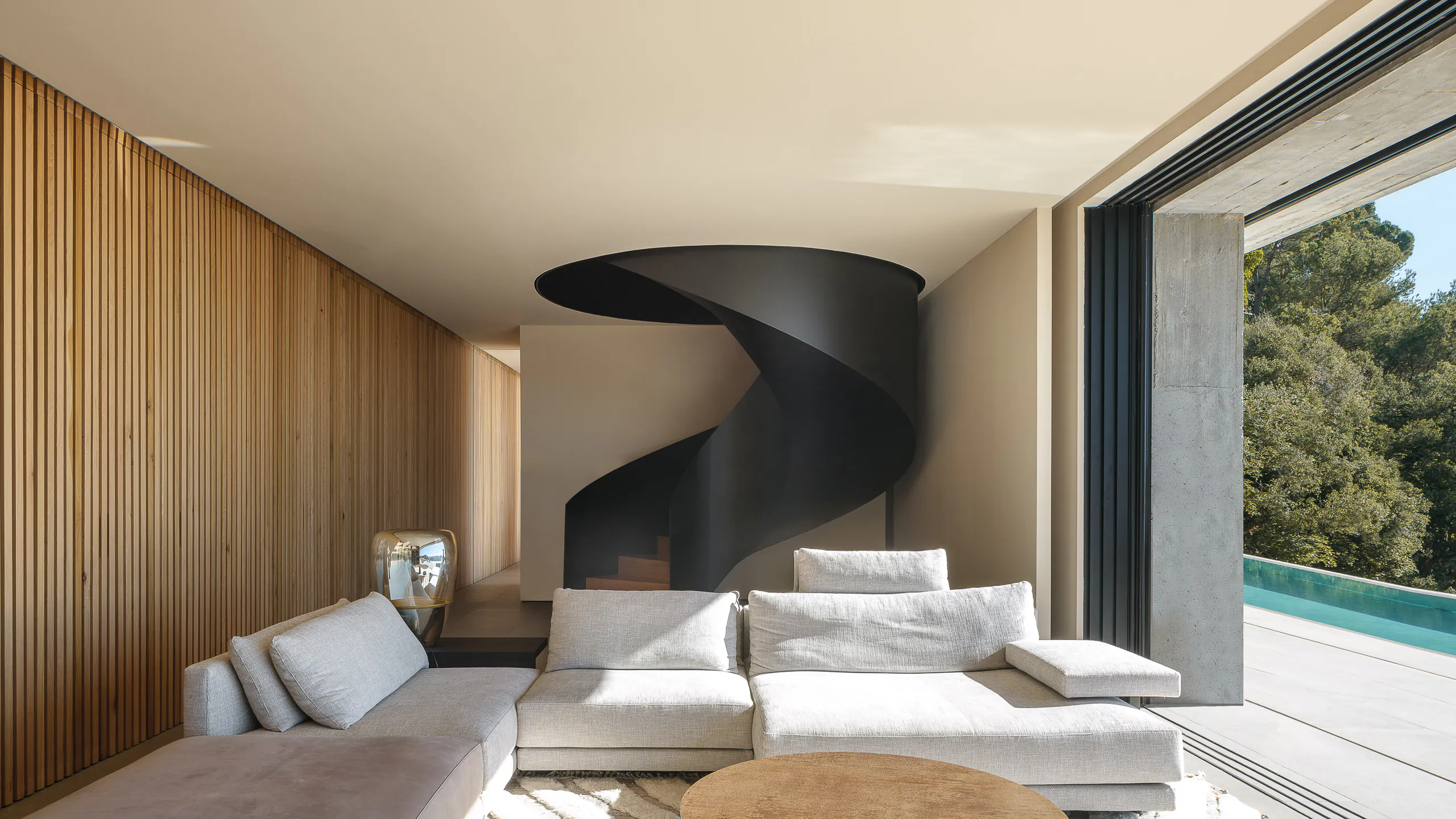 Intérieur lumineux ouvert directement sur une terrasse panoramique avec piscine