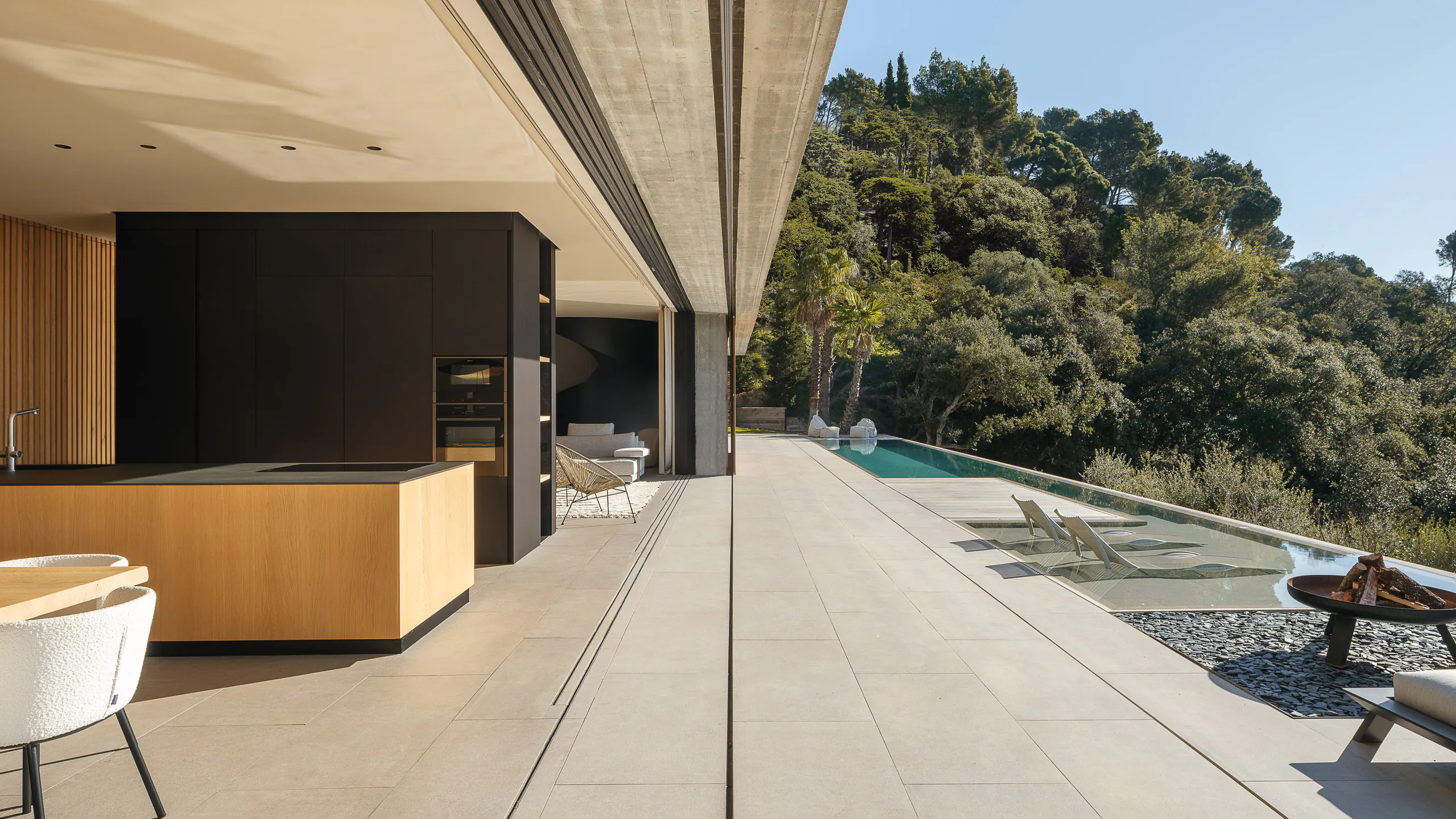 Grande terrasse ombragée conçue pour la vie extérieure