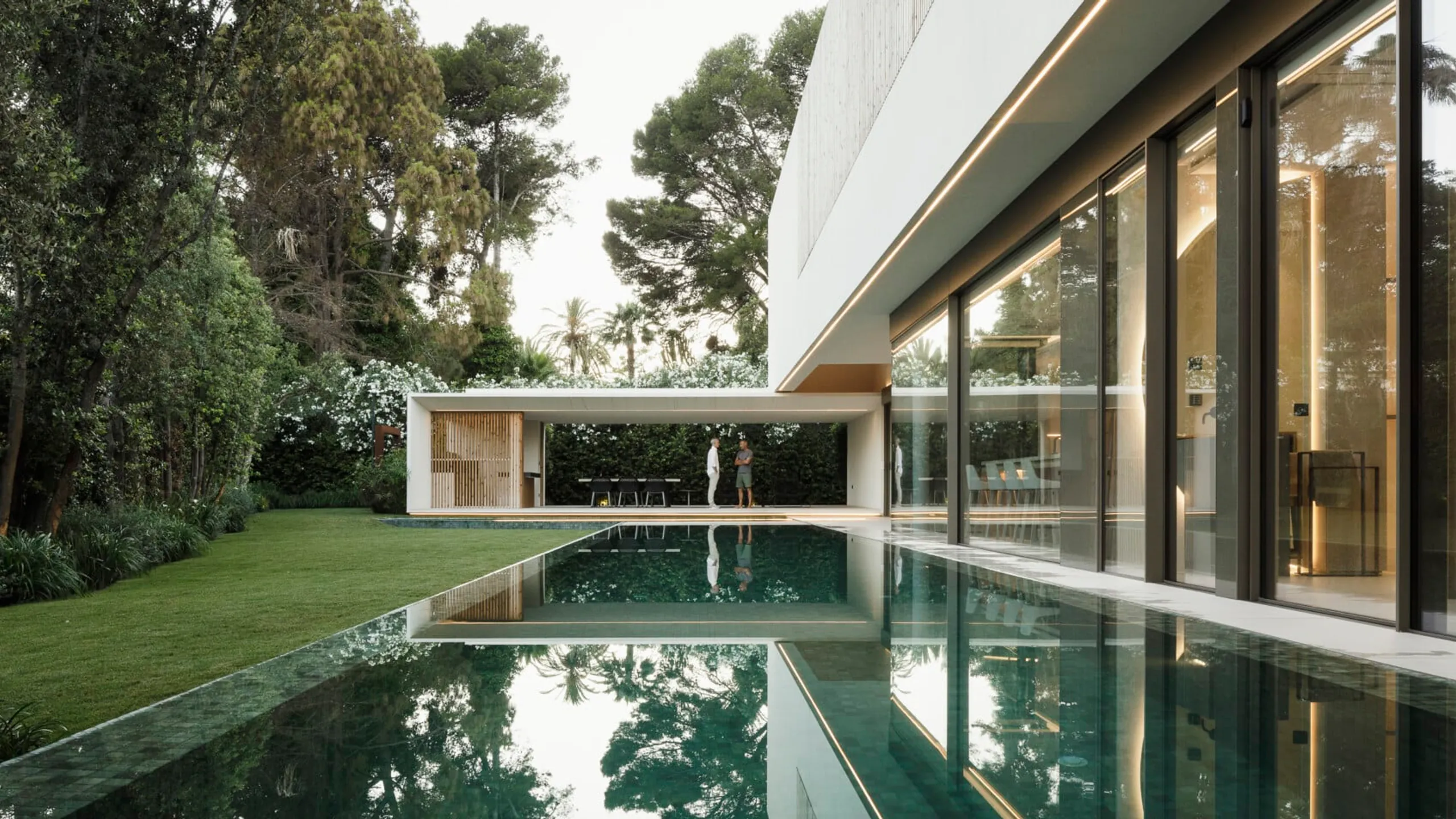 Garden residence arranged around a protected pool courtyard