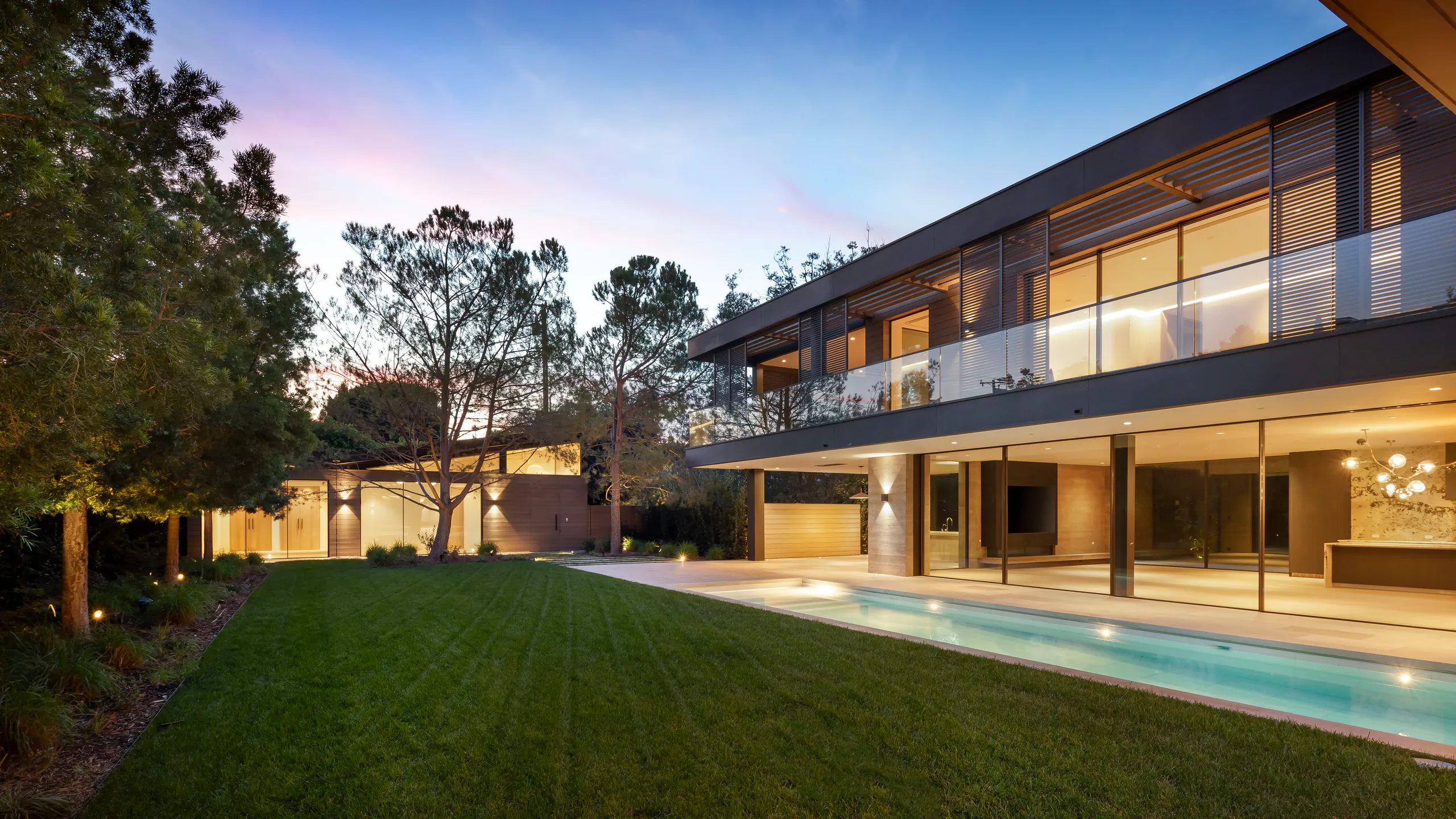 Long glazed residence opening to a garden and pool